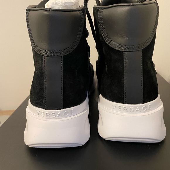 ❌SOLD❌Versace sneakers - Picture 3 of 4